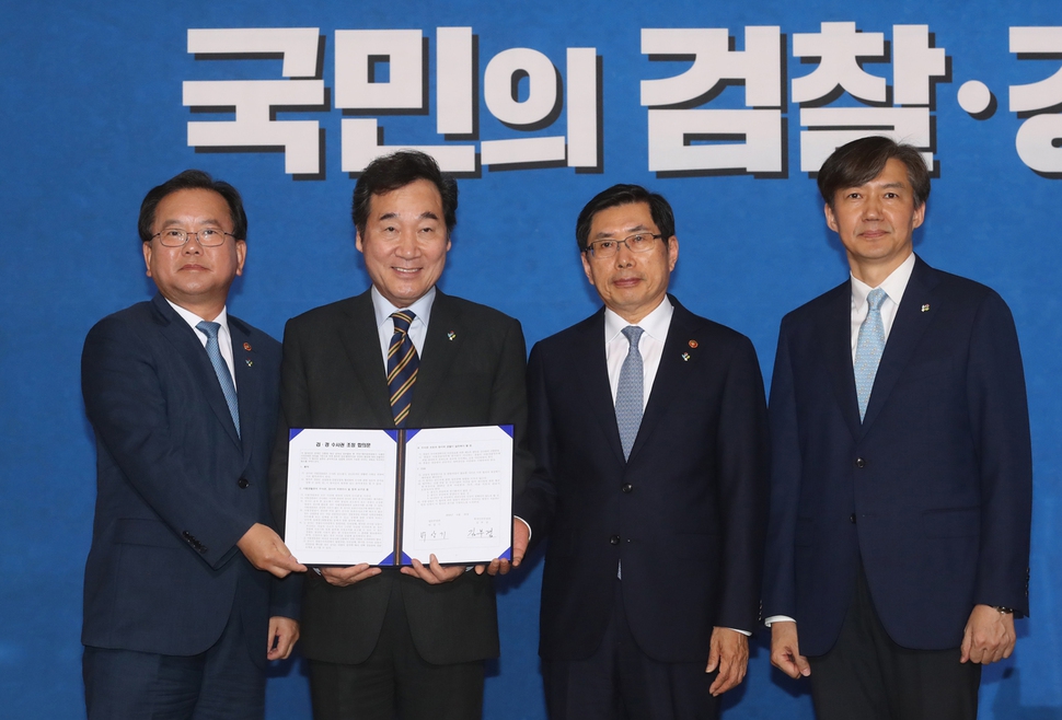 조국 민정수석은 막후 조율에 그쳤던 역대 민정수석들과 달리 공개석상에 나서기를 주저하지 않는다. 지난 6월21일 오전 서울 종로구 정부서울청사 별관에서 열린 검경 수사권 조정 합의문 담화 및 서명식을 마친 조 수석(오른쪽부터), 박상기 법무부 장관, 이낙연 국무총리, 김부겸 행정안전부 장관이 서명을 마친 뒤 서명서를 들어보이고 있다. 신소영 기자 viator@hani.co.kr