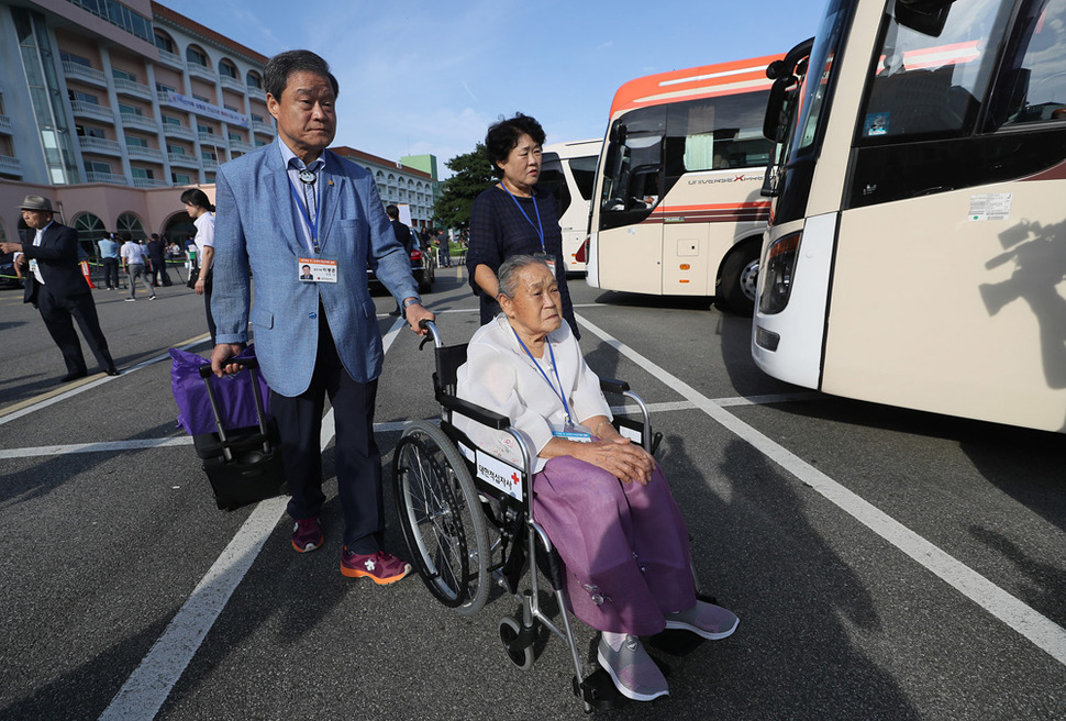 제21차 이산가족 상봉행사 1회차 첫날인 20일 오전 강원도 속초시 한화리조트에서 상봉대상자와 가족들이 버스로 향하고 있다. 2년 10개월 만에 열리는 이산가족 상봉은 20일부터 26일까지 금강산에서 진행된다. 2018.8.20 연합뉴스