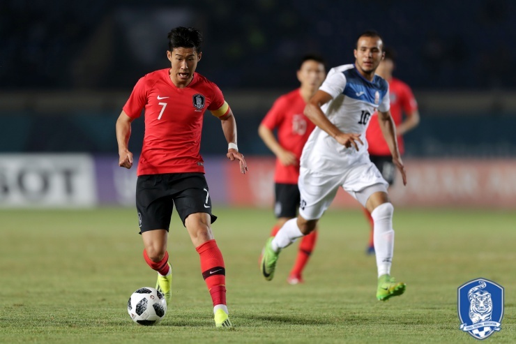 손흥민이 지난 20일 키르기스스탄과의 2018 자카르타·팔렘방 아시안게임 남자축구 E조 3차전에서 질주하고 있다. 대한축구협회 제공