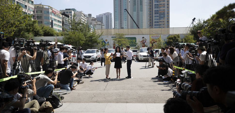 허위 사실 공표 혐의를 받고 있는 김부선씨가 22일 오후 경기도 성남시 분당구 분당경찰서에서 조사받기 위해 출석하며 포토라인에 서서 입장을 밝히고 있다. 성남/김성광 기자 flysg2@hani.co.kr