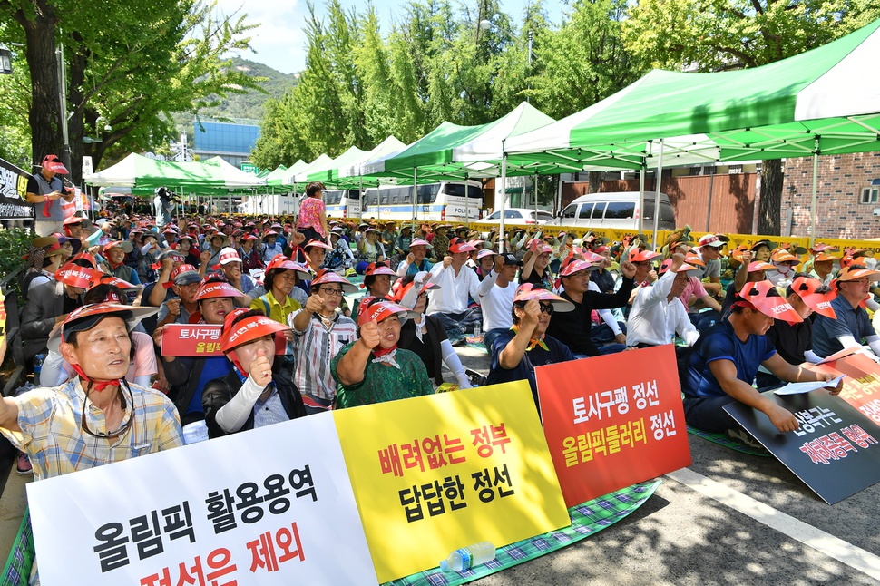 정선 중봉 알파인경기장 원상복원반대 투쟁위원회는 22일 오후 청와대 앞에서 주민 600여명이 참석한 가운데 집회를 열고 원상 복구에 반대한다는 뜻을 전달했다. 정선군청