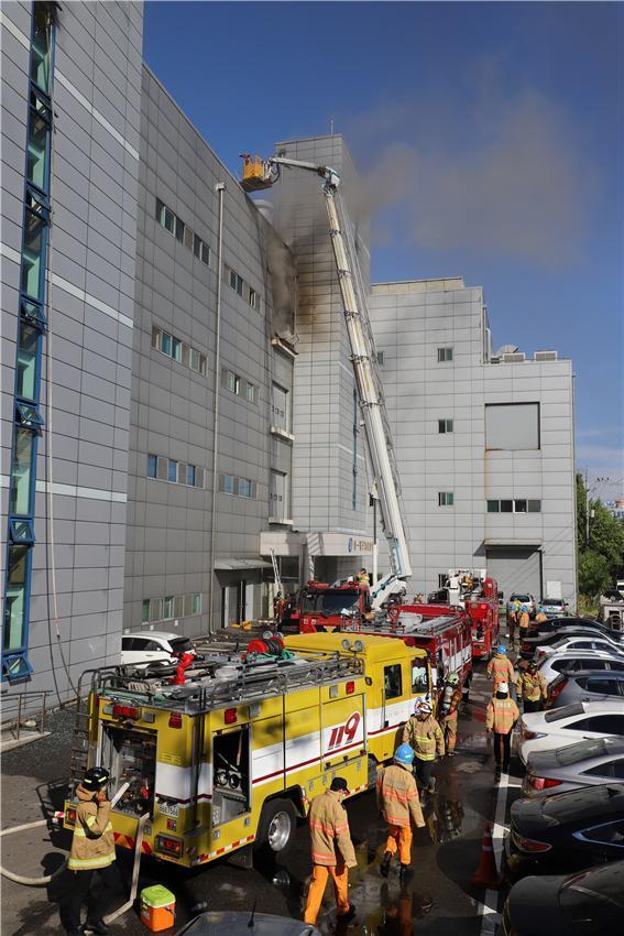 21일 인천 남동공단 세일전자에서 화재가 발생해 소방대원들이 진화작업을 벌이고 있다. 인천소방본부 제공