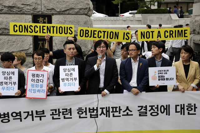 헌법재판소가 대체복무 없는 병역법에 대한 헌법불일치 불합치 결정을 내린 지난달 28일 오후 서울 종로구 재동 헌재 앞에서 열린 기자회견에서 양심적 병역거부자 출신인 임재성 변호사가 발언을 하고 있다. 김명진 기자 littleprince@hani.co.kr