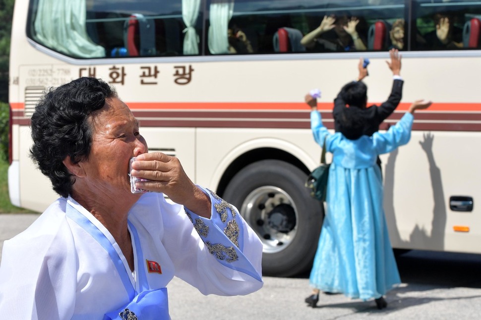 제21차 남북 이산가족 상봉 1회차 행사 마지막날인 22일 오후 금강산호텔에서 북쪽 가족이 남쪽으로 떠나는 가족과 작별인사를 하며 울먹이고 있다. 금강산/사진공동취재단