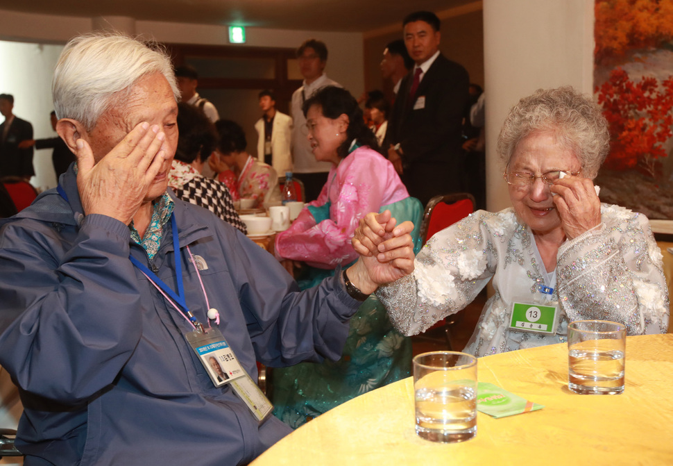 22일 오후 고성 금강산호텔에서 열린 작별상봉에서 김병오(88) 할아버지와 북쪽에서 온 동생 김순옥(81) 할머니가 헤어짐을 아쉬워하며 눈물을 흘리고 있다. 금강산/사진공동취재단