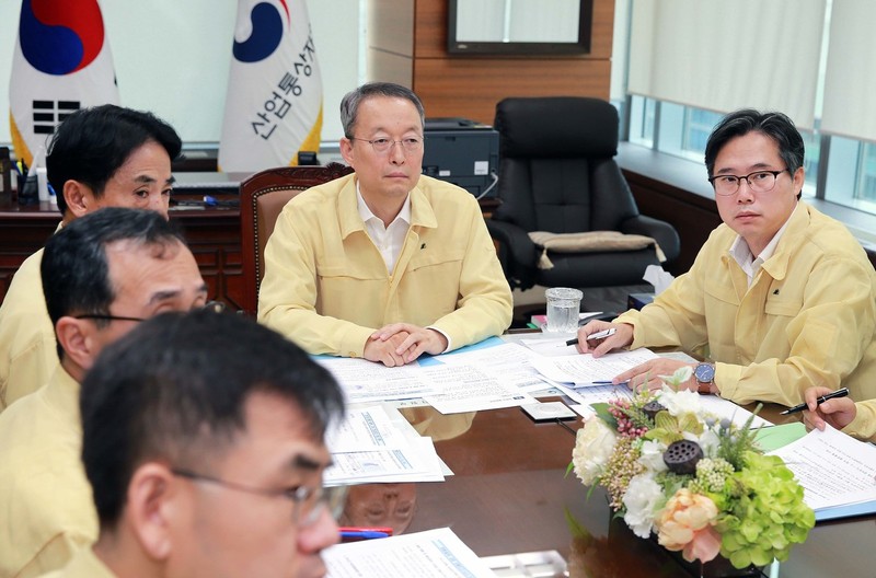 산업통상자원부와 한국전력, 한국수력원자력 및 발전5사, 전기·가스안전공사, 가스공사 등 에너지·산업단지 유관기관이 북상 중인 태풍 솔릭의 상륙을 앞두고 긴급대책회의를 23일 오전 열었다.