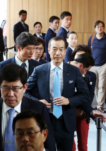 지난 2015년 10월 당시 삼성물산 건설부문 최치훈 사장이 서울 양재동 에이티센터에서 열린 제일모직과의 합병을 위한 임시 주주총회를 마치고 나서고 있다. 삼성물산 주주총회는 이날 제일모직과의 합병안을 승인했다. <한겨레> 자료사진