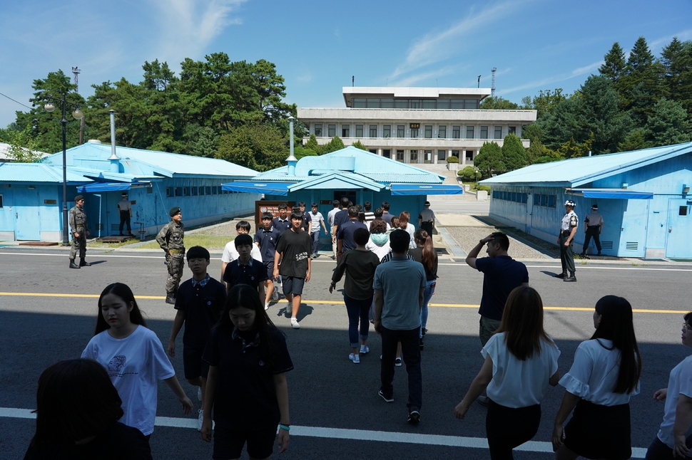 지난 22일 오후 관광객들이 남북 분단의 최일선 현장인 판문점 군사정전위원회 회담장을 방문하고 있다.