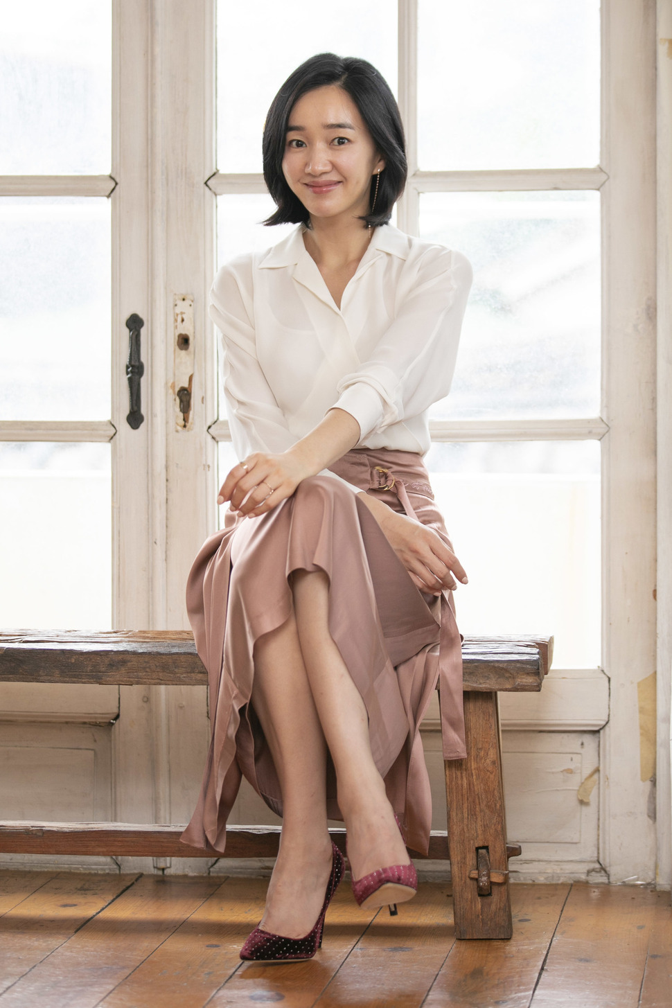 영화 <상류사회>에 출연한 배우 수애가 23일 오후 서울 종로구 한 카페에서 포즈를 취하고 있다. 김성광 기자 flysg2@hani.co.kr