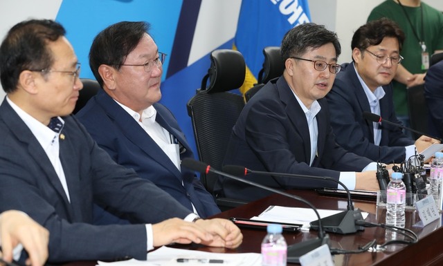 상하 소득격차가 계속 벌어져 정부·여당을 곤혹스럽게 하고 있다. 김동연 부총리 겸 기획재정부 장관(왼쪽 세번째)이 23일 오전 국회 의원회관에서 열린 2019 예산안 당정협의에서 발언하고 있다. 강창광 기자