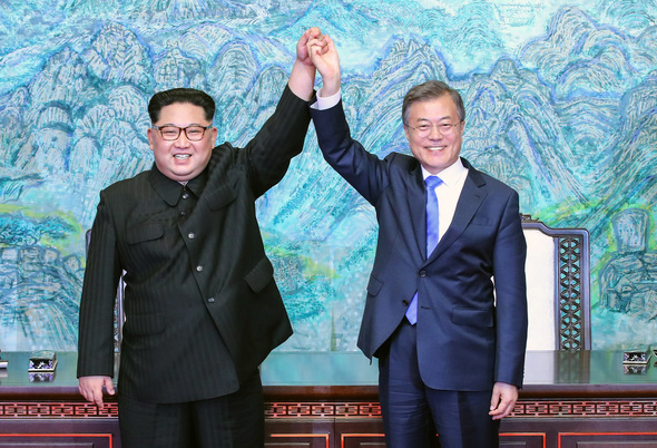 문재인 대통령과 김정은 국무위원장이 4월 27일 오후 판문점 평화의 집에서 열린 남북정상회담에서 한반도의 평화와 번영, 통일을 위한 판문점 선언문에 서명 후 서로 손을 잡고 위로 들어 보이고 있다. 2018.4.27