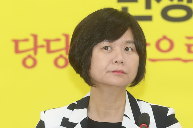 이정미 정의당 대표가 23일 오전 국회에서 열린 상무위원회 회의 시작을 기다리며 생각에 잠겨 있다. 신소영 기자 viator@hani.co.kr