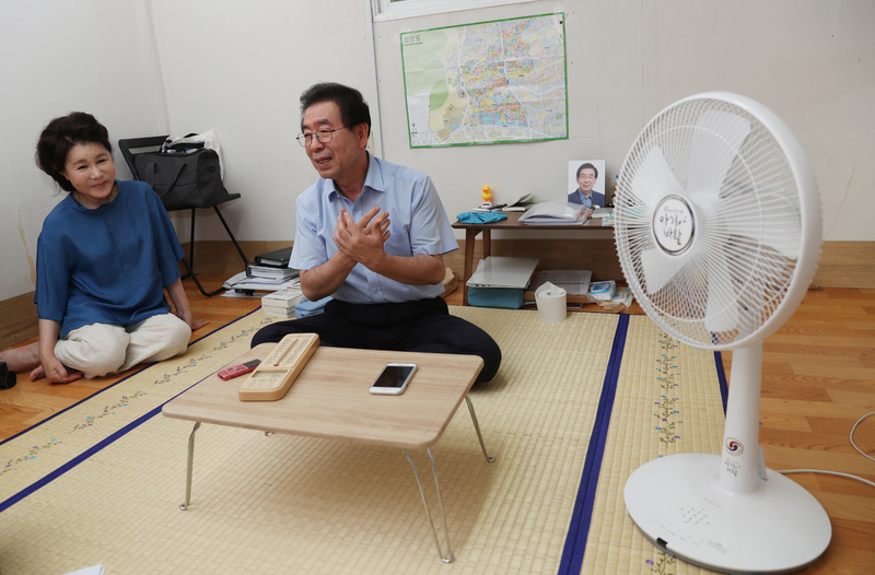 박원순 서울시장이 비강남권 경전철 4개 노선을 조기에 착공하겠다는 이른바 ‘강북 플랜’을 내놓은 뒤 아파트값 오름세가 강북과 서남부 등 외곽 지역까지 번지는 모양새다. 박 시장이 머물렀던 강북구 남양동 옥탑방. 강창광 기자 chang@hani.co.kr