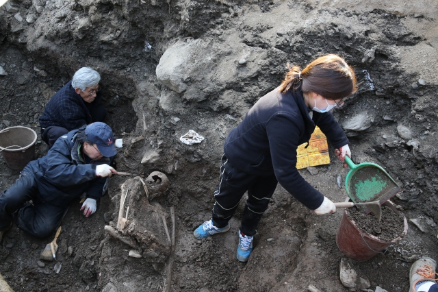 2015년 2월 대전 산내 골령골에서 한국전쟁 당시 민간인 학살 피해자의 유해를 피해자유족회 등 민간공동위원회가 발굴하는 모습. 대전/김봉규 기자 bong9@hani.co.kr