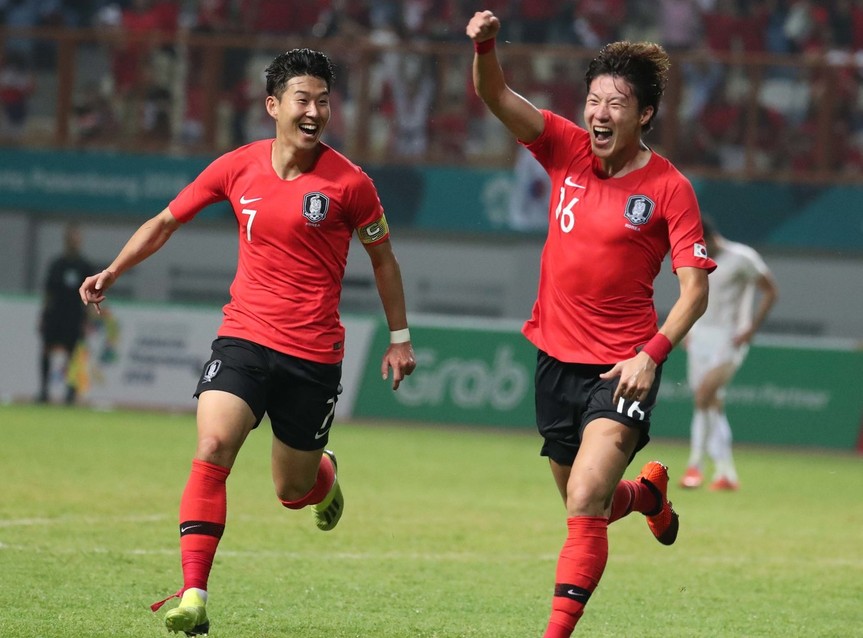 한국의 황의조(오른쪽)가 23일 저녁(현지시각) 인도네시아 치카랑의 위비와 무크티 스타디움에서 열린 이란과의 2018 자카르타·팔렘방 아시안게임 남자축구 16강전에서 전반 40분 선제골을 넣은 뒤 손흥민과 함께 환호하고 있다. 자카르타/백소아 기자 thanks@hani.co.kr