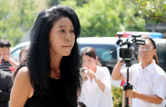 이재명 경기도지사의 ‘‘여배우 스캔들‘‘ 의혹 당사자인 배우 김부선 씨가 22일 오후 경기도 성남시 분당경찰서에 피고발인 신분으로 출석하고 있다. 지난 6월 ‘‘이재명캠프 가짜뉴스대책단‘‘은 경기도의회 브리핑룸에서 기자회견을 열어 김 씨와 김영환 전 경기도지사 후보에 대한 고발장을 제출했다고 밝힌 바 있다.  연합뉴스