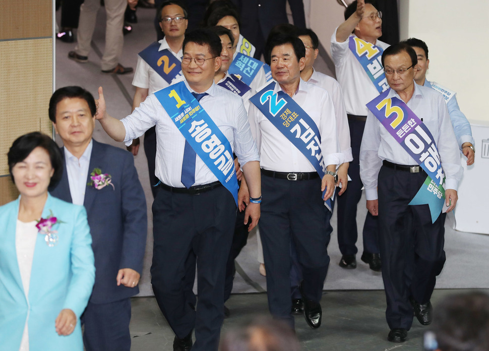 지난 18일 오후 서울 중구 장충체육관에서 열린 더불어민주당 서울특별시당 정기대의원대회 및 당대표ㆍ최고위원 후보 합동연설회에서 당대표 후보들이 행사장으로 들어오고 있다. 오른쪽부터 이해찬, 김진표, 송영길 후보. 연합뉴스