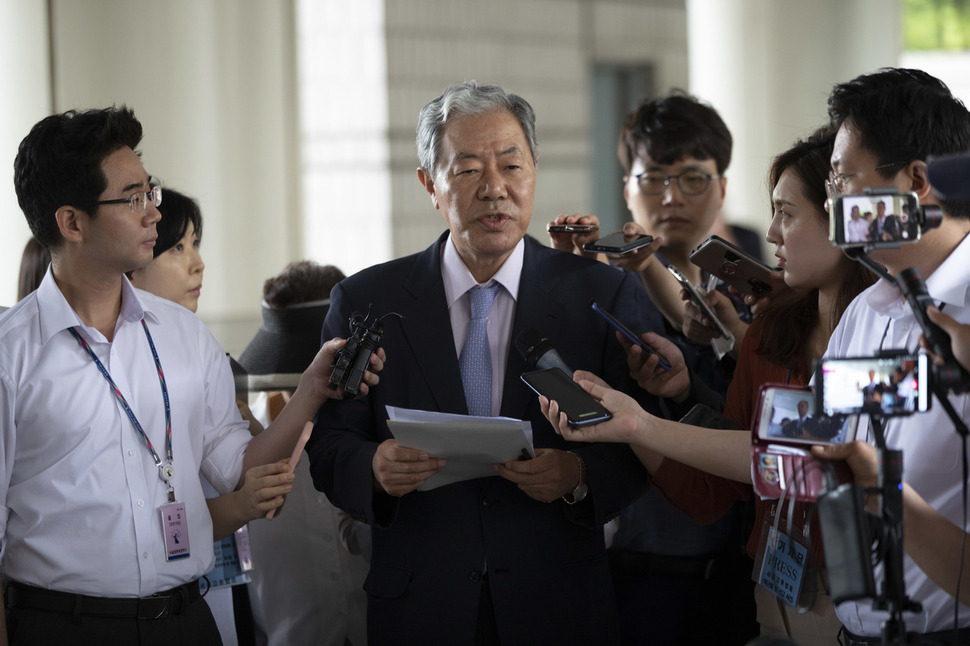 ‘국정농단'으로 1심에서 중형을 선고받은 최순실씨 변호를 맡은 이경재 변호사가 24일 오전 서울 서초구 서울고법에서 항소심 선고공판을 마치고 나와 기자회견을 열고 있다. 김성광 기자 flysg2@hani.co.kr