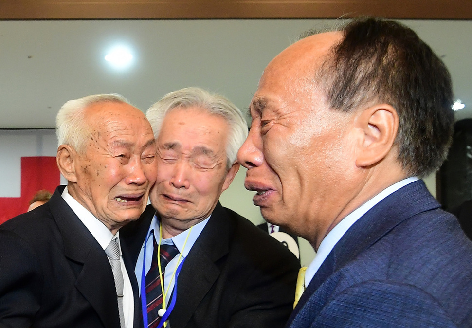 제21차 남북 이산가족 상봉행사 2회차 첫날인 24일 오후 금강산 면회소에서 열린 단체상봉에서 남쪽 조정기(67·오른쪽)씨가 북쪽에서 온 아버지 조덕용(88·왼쪽) 할아버지를 얼싸안고 오열하고 있다. 금강산/사진공동취재단