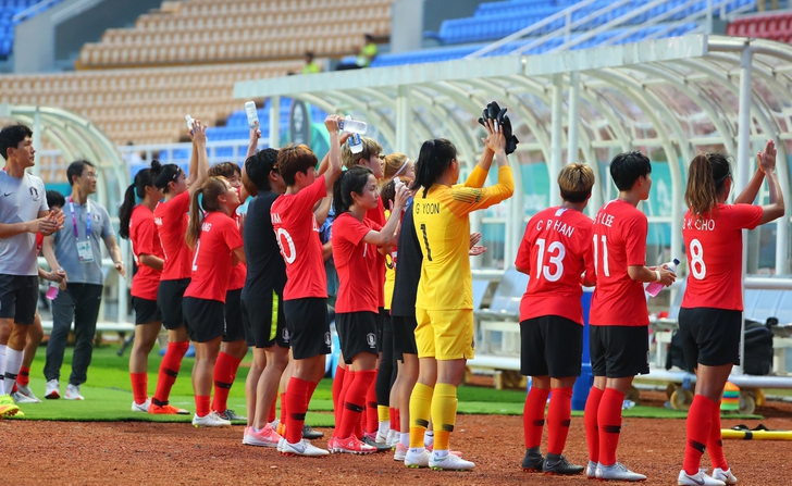 한국 여자축구 대표팀 선수들이 24일 홍콩을 5-0으로 대파한 뒤 응원을 해준 교민과 현지인들을 향해 인사하고 있다. 팔렘방/연합뉴스