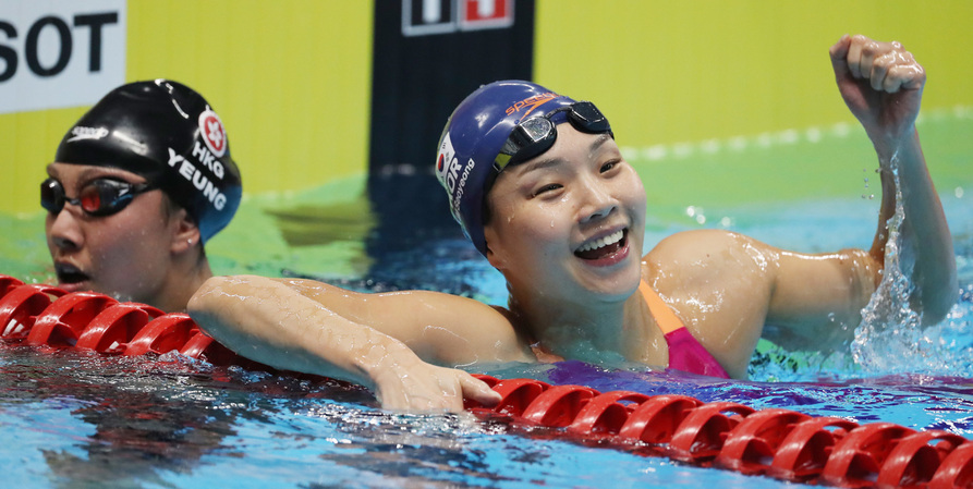 김서영이 24일 저녁(현지시각) 인도네시아 자카르타 글로라 붕카르노(GBK) 아쿠아틱스에서 열린 2018 자카르타·팔렘방 아시안게임 경영 여자 개인혼영 200ｍ 결승에서 금메달을 획득한 뒤 환호하고 있다. 자카르타/연합뉴스