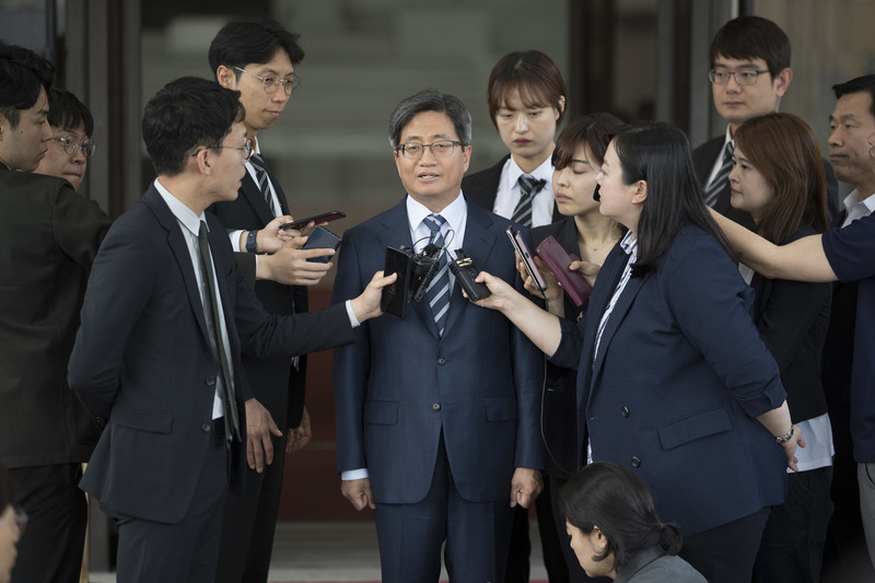 김명수 대법원장이 지난 6월15일 서울 서초구 대법원에서 나와 취재진의 질문에 답하고 있다. 김성광 기자 flysg2@hani.co.kr