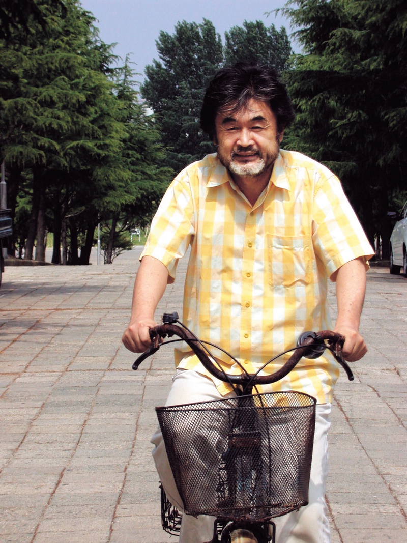 박홍규 명예교수는 자동차 대신 자전거를 타거나 걸어다닌다. 먼 길을 갈 때도 가능하면 무궁화호나 배 등 느린 교통수단을 이용한다. 박 명예교수가 2005년 6월 자전거로 등교하는 모습. <한겨레> 자료사진