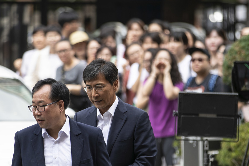 지난 14일 성폭력 혐의로 기소된 안희정 전 충남지사가 서울 마포구 서울서부지법에서 열리는 1심 선고에 출석하자, 여성단체 회원들이 안 전 지사를 비난하는 구호를 외치고 있다. 김성광 기자 flysg2@hani.co.kr