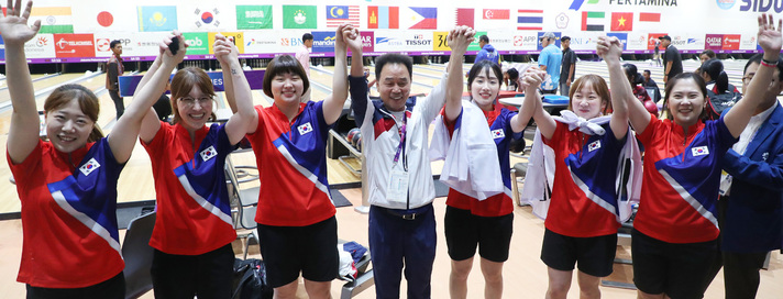 볼링 여자 6인조 대표팀이 24일 2018 자카르타·팔렘방 아시안게임 금메달을 획득한 뒤 기뻐하고 있다. 팔렘방/연합뉴스