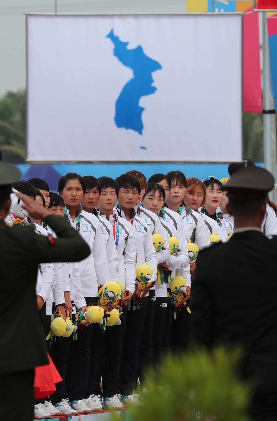 2018 자카르타 ·팔렘방 아시안게임 카누 용선 여자 200m 종목에서 동메달을 딴 남북단일팀 선수들이 25일 오후(현지시각) 인도네시아 팔렘방 자카바링 스포츠시티 조정경기장에서 열린 시상식에서 한반도기를 바라보고 있다. 팔렘방/백소아 기자 thanks@hani.co.kr