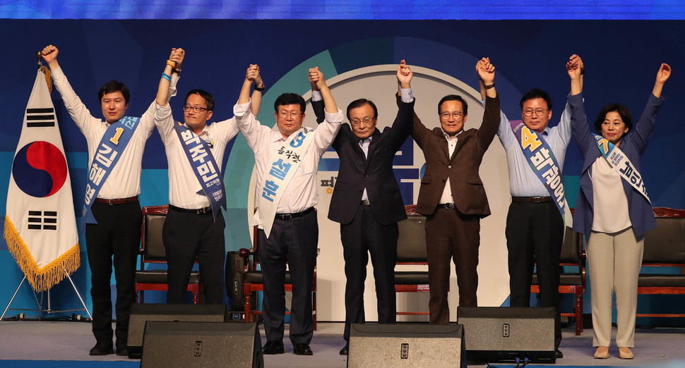 이해찬 더불어민주당 새 대표(가운데)가 25일 오후 서울 올림픽 체조경기장에서 열린 전국대의원대회에서 홍영표 원내대표(오른쪽 셋째), 신임 최고위원들과 손을 들어 인사하고 있다. 신소영 기자 viator@hani.co.kr