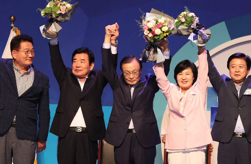 이해찬 더불어민주당 신임 대표(오른쪽 셋째)가 25일 오후 서울 올림픽 체조경기장에서 열린 전국대의원대회에서 송영길(왼쪽부터), 김진표 의원 등 함께 선전한 당대표 후보 및 추미애 전 대표 등과 손을 들어 인사하고 있다. 신소영 기자 viator@hani.co.kr