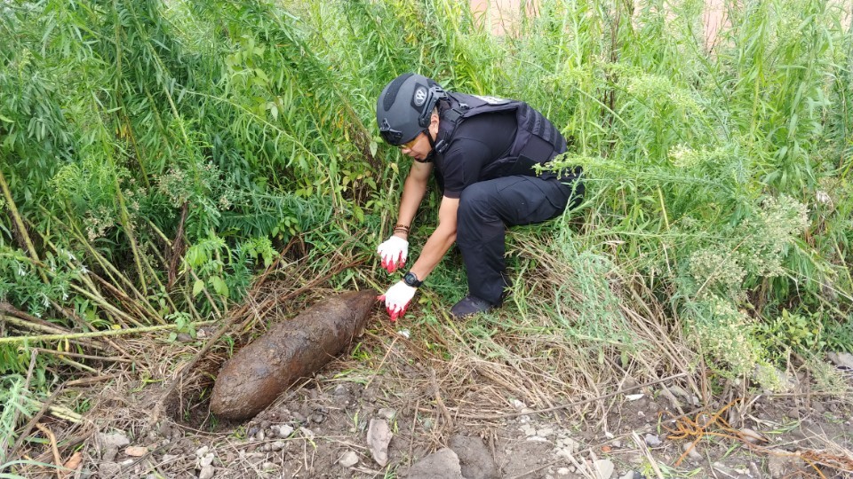 제주시 용담동 한 건물신축 공사장 터에서 23일 오후 발견된 포탄을 경찰이 조사하고 있다. 이 포탄은 태평양전쟁 당시 사용하던 일제 고공 투하탄으로 확인했다. 위험성이 없는 것으로 보인다. 연합뉴스