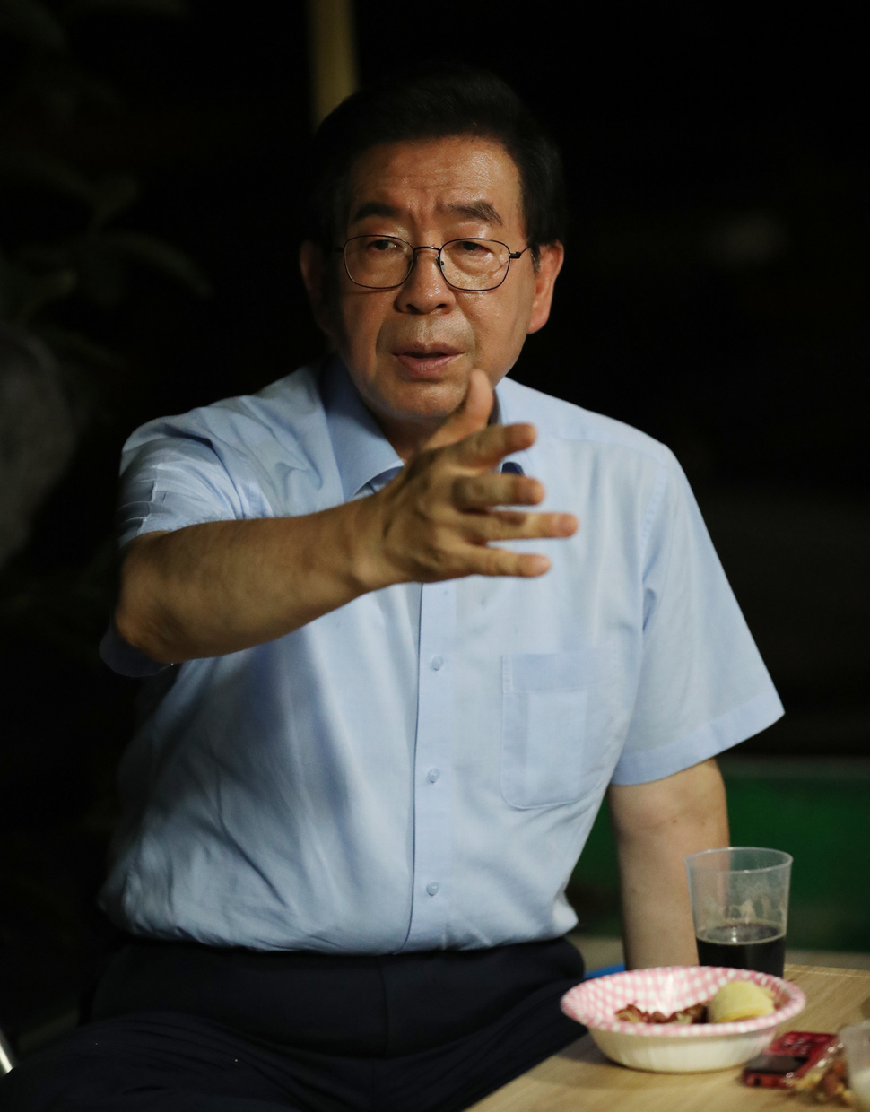 박원순 서울시장 지난 14일 밤 강북구 남양동 옥탑방에서 <한겨레>와 인터뷰하고 있다. 강창광 기자 chang@hani.co.kr
