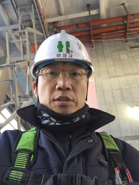 배관공으로 일하는 이상규 전 의원 모습. <한겨레> 자료 사진