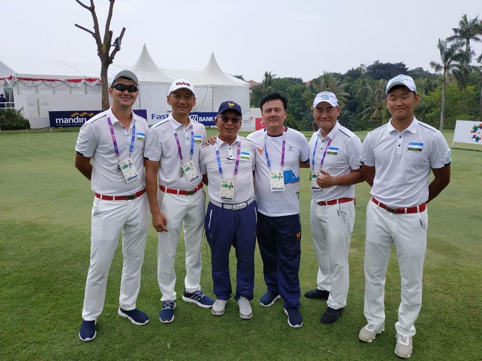 양찬국(왼쪽에서 3번째) 감독이 26일 우즈베키스탄 남자골프팀 선수들과 2018 자카르타·팔렘방 아시안게임 골프 남자부 경기 뒤 활짝 웃고 있다. 그 옆은 우즈베키스탄 전무이사인 포도르 엔 김. 양찬국 감독 제공