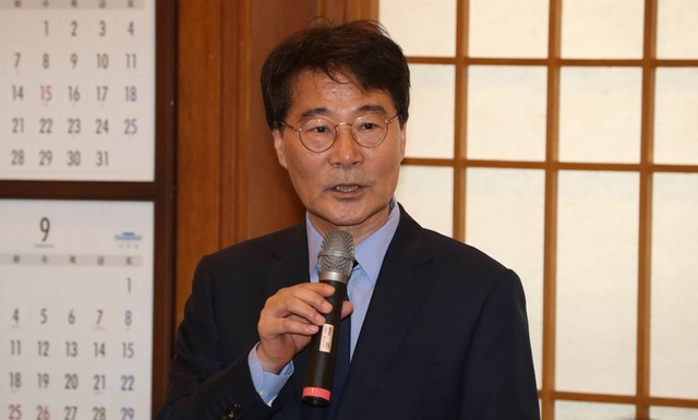 장하성 청와대 정책실장이 26일 오후 청와대 춘추관에서 기자간담회를 하고 있다. 김정효 기자 hyopd@hani.co.kr