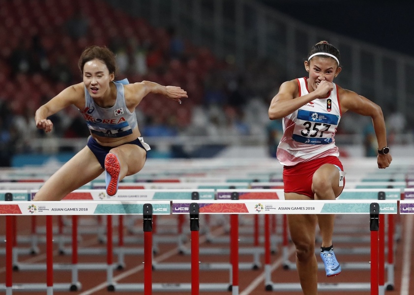 정혜림(왼쪽)이 26일 2018 자카르타·팔렘방 아시안게임 여자 100m 허들 결선에서 1위로 질주하고 있다. 자카르타/로이터 연합뉴스