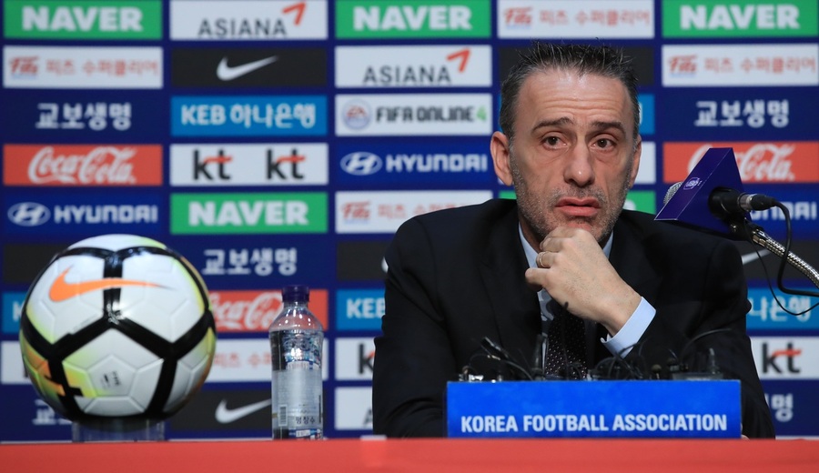 2022년 카타르 월드컵까지 한국 축구대표팀을 이끌 파울루 벤투 감독이 23일 오전 경기도 고양 엠블호텔에서 열린 취임 기자회견에서 취재진 질문에 답하고 있다. 고양/연합뉴스