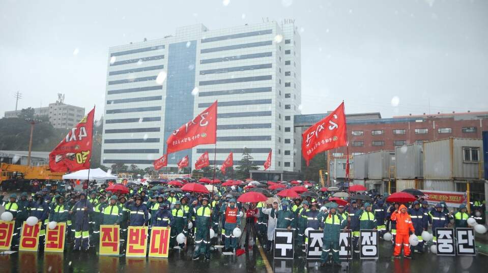 금속노조 현대중공업지부는 27일 부분파업에 나서 해양사업부 본관 앞에서 빗속에도 1000여명이 조합원이 모인 가운데 희망퇴직·무급휴업 등 구조조정 중단을 촉구하는 집회를 열었다. 전국금속노동조합 현대중공업 지부 제공