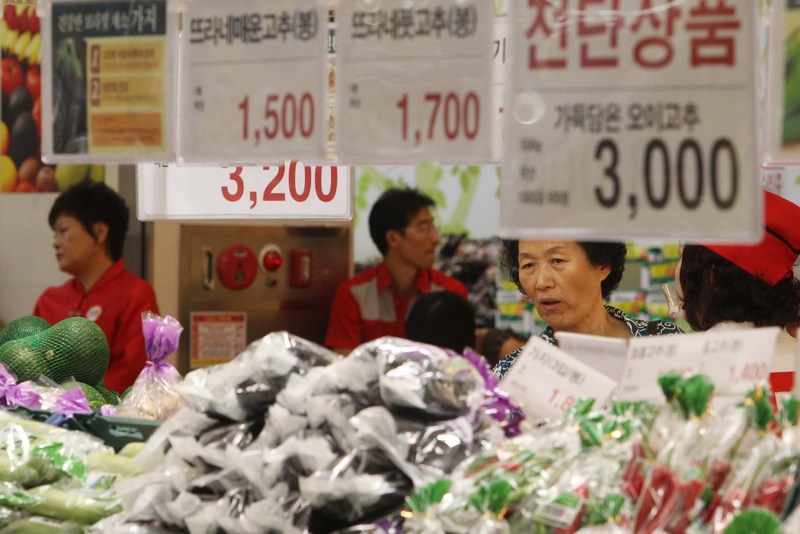 경기에 대한 소비자들의 판단과 전망을 반영하는 소비자심리지수가 17개월 만에 장기평균 아래로 낮아졌다. 사진은 대형마트에서 장을 보는 시민들. 한겨레 자료사진