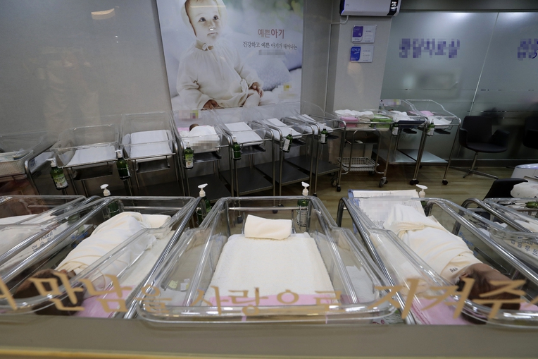 The fertility rate has fallen sharply and the number of people that can produce has started to decline. On the afternoon of the 27th, a maternity and newborn baby car in Seongbuk-gu, Seoul is empty. Kim, Myung Jin reporter littleprince@hani.co.kr
