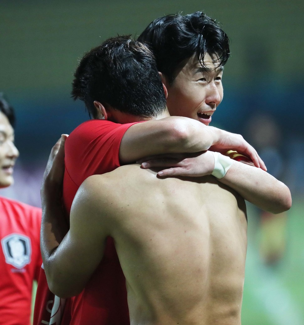 한국 황희찬이 27일 오후(현지시각) 인도네시아 자와바랏주 브카시 패트리어트 스타디움에서 열린 2018 자카르타·팔렘방 아시안게임 남자 축구 8강전 한국과 우즈베키스탄의 경기에서 결승골을 넣은 뒤 손흥민과 기쁨을 나누고 있다. 자와바랏주/백소아 기자