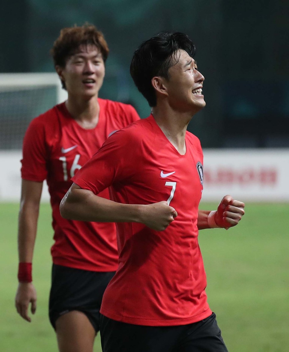 한국 손흥민이 27일 오후(현지시각) 인도네시아 자와바랏주 브카시 패트리어트 스타디움에서 열린 2018 자카르타·팔렘방 아시안게임 남자 축구 8강전 한국과 우즈베키스탄의 경기에서 황희찬이 페널티킥에 성공하자 환호하고 있다. 자와바랏주/백소아 기자