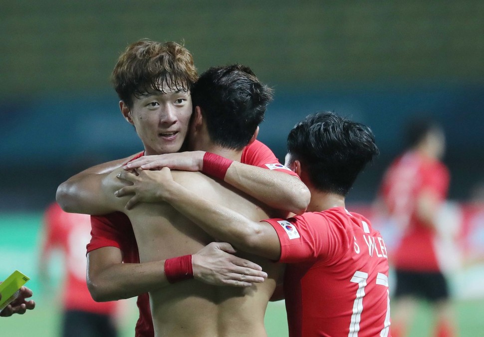 한국 황의조가 27일 오후(현지시각) 인도네시아 자와바랏주 브카시 패트리어트 스타디움에서 열린 2018 자카르타·팔렘방 아시안게임 남자 축구 8강전 한국과 우즈베키스탄의 경기에서 페널티킥을 성공한 황희찬을 안아주고 있다. 자와바랏주/백소아 기자