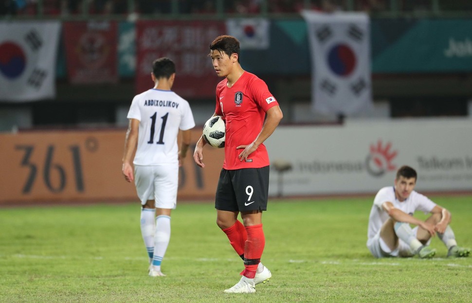 한국 황희찬이 27일 오후(현지시각) 인도네시아 자와바랏주 브카시 패트리어트 스타디움에서 열린 2018 자카르타·팔렘방 아시안게임 남자 축구 8강전 한국과 우즈베키스탄의 경기에서 페널티킥을 준비하고 있다. 자와바랏주/백소아 기자