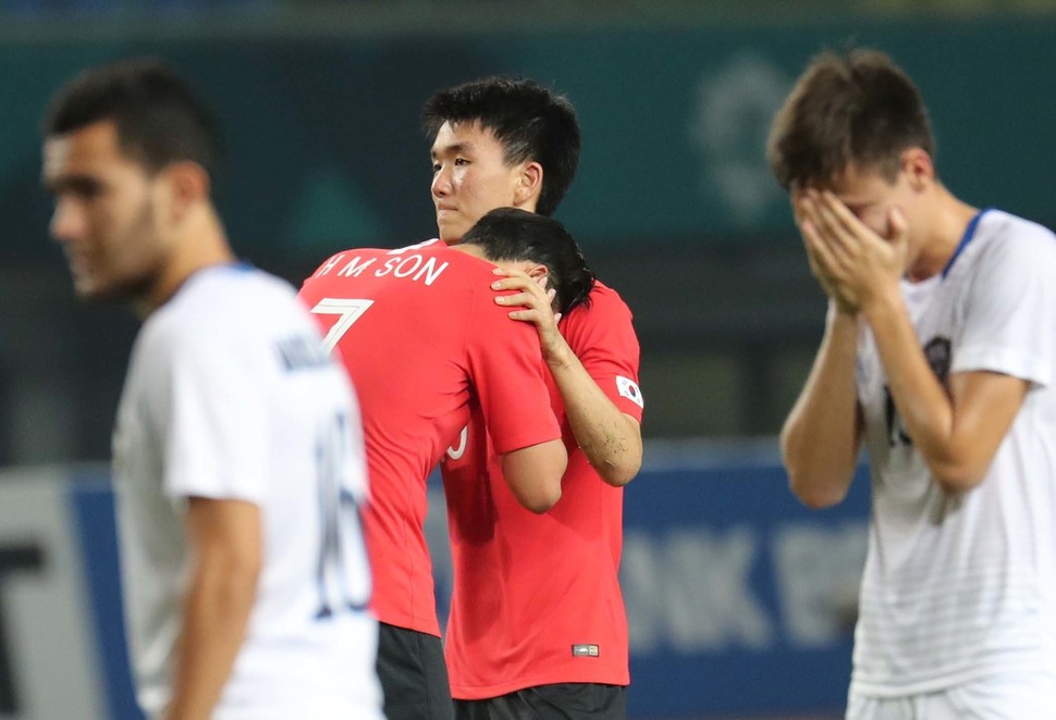 한국 손흥민이 27일 오후(현지시각) 인도네시아 자와바랏주 브카시 패트리어트 스타디움에서 열린 2018 자카르타·팔렘방 아시안게임 남자 축구 8강전 한국과 우즈베키스탄의 경기에서 황희찬이 페널티킥을 차는 동안 황인범의 품에 고개를 묻고 있다. 자와바랏주/백소아 기자