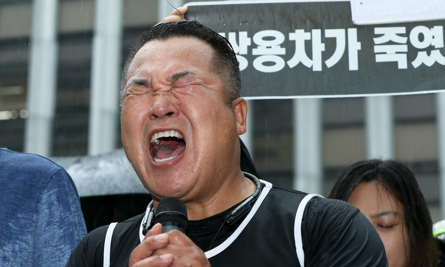 쌍용자동차 해고노동자로 2009년 경찰의 강제진압 당시 경기 평택 조립공장 옥상 위에 있었던 김선동씨가 28일 오전 서울 서대문 경찰청 앞에서 경찰청 인권침해 사건 진상조사위원회의 ‘쌍용차 강제진압 사건’ 보고서 발표 뒤 열린 기자회견에서 진압 책임자 처벌과 정부의 사과 등을 촉구하고 있다. 김정효 기자 hyopd@hani.co.kr