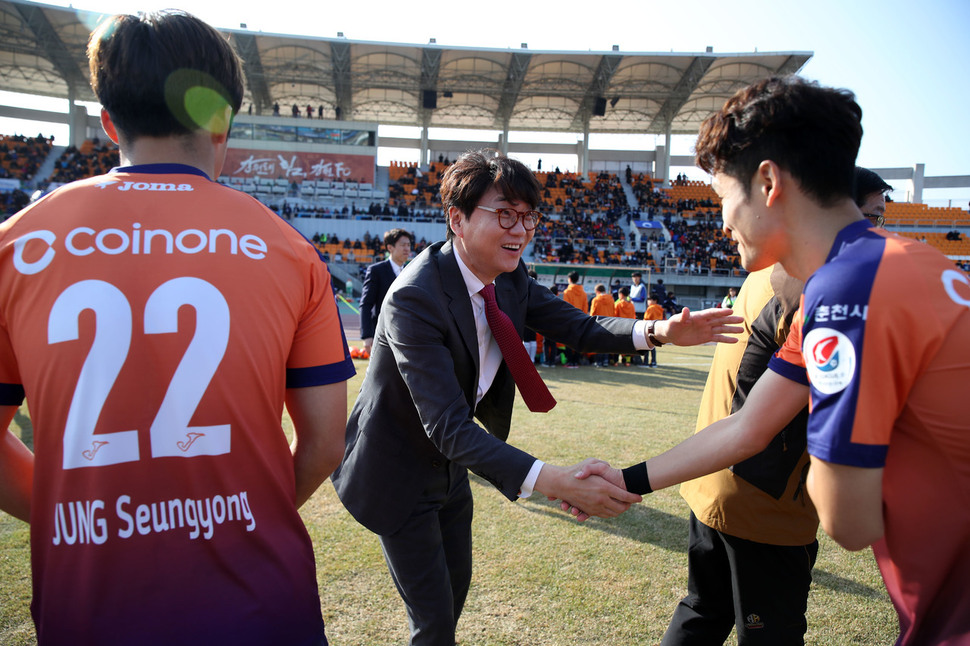 조태룡 강원FC 대표이사가 춘천송암스포츠타운에서 선수들을 격려하고 있다. 한국프로축구연맹 제공