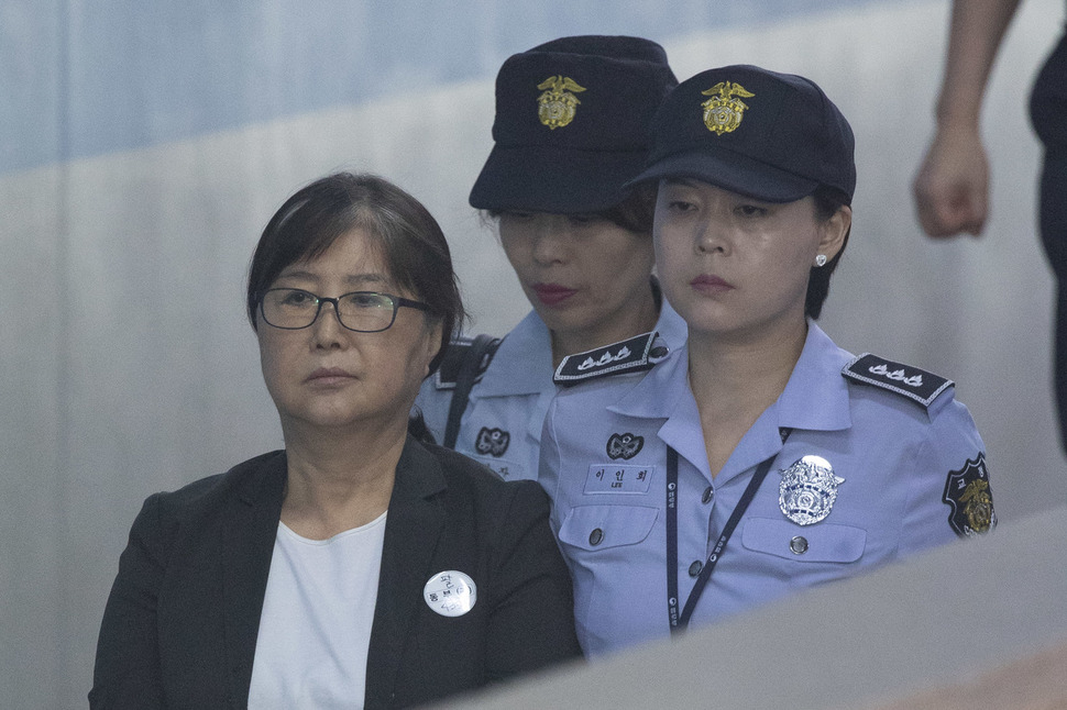 '국정농단'으로 1심에서 징역 20년을 선고받은 최순실씨가 24일 오전 서울 서초구 서울고법에서 열린 항소심 선고공판에 출석하고 있다. 김성광 기자 flysg2@hani.co.kr